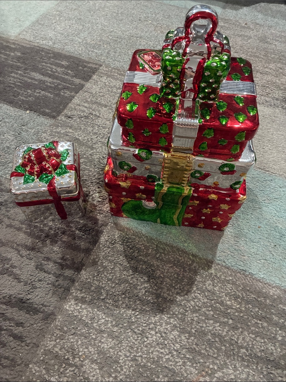 Vintage Holiday Stacked Gift Box Decoration - Red & Green